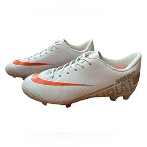 Binbinniao Men’s Soccer/Futbol Cleats Size 8 White And Orange‎ Lace Up